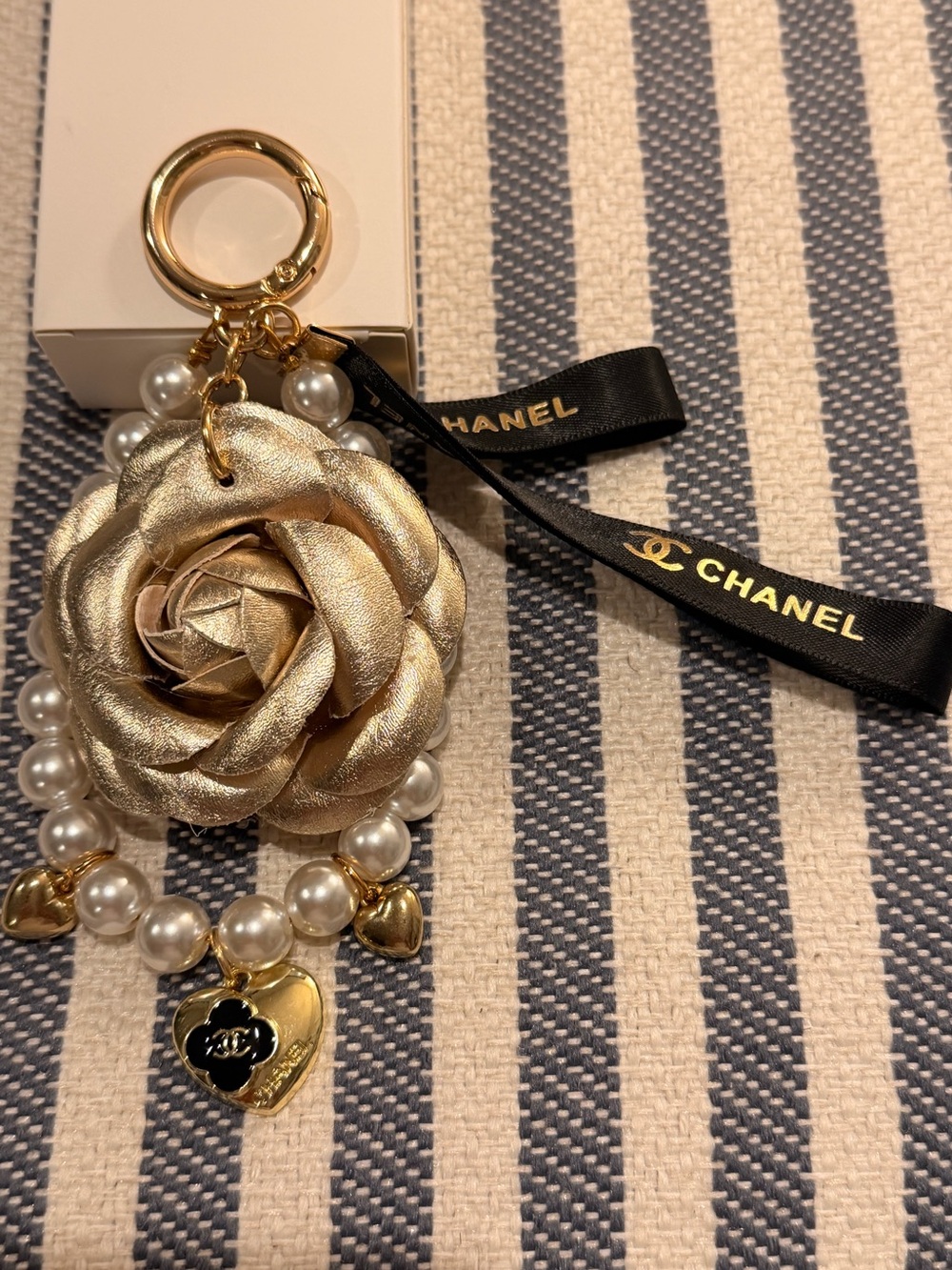 CHANEL Beaute VIP/ GWP Gold Camellia Pearl and Ribbon Keyring Charm 🖤💛🖤💛